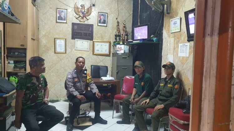 Pembinaan Linmas dan Perkuat Patroli Bersama Polri Di Gang Permukiman Warga Pasar Baru