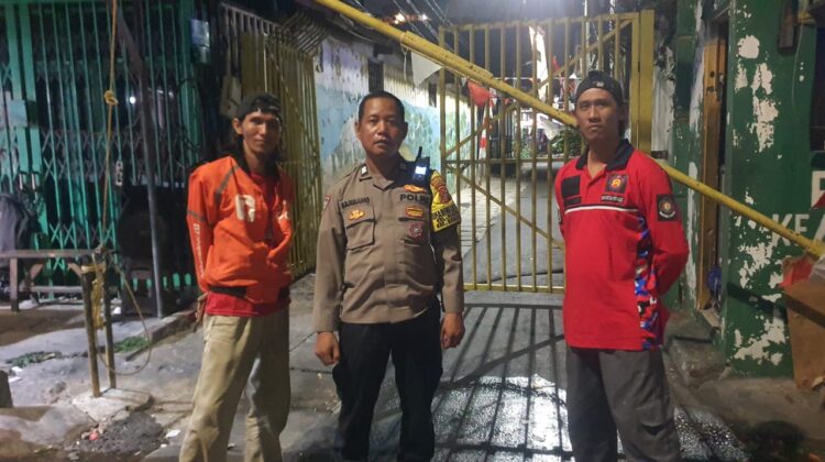 Jelang Subuh, Bhabinkamtibmas Sambangi Satkamling Cegah Curanmor di Permukiman Warga Pasar Baru