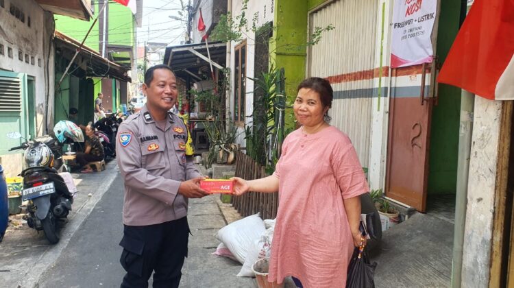 Polsek Sawah Besar Gelar Jumat Berkah, Bagikan Makanan Siap Saji kepada Warga di Pasar Baru