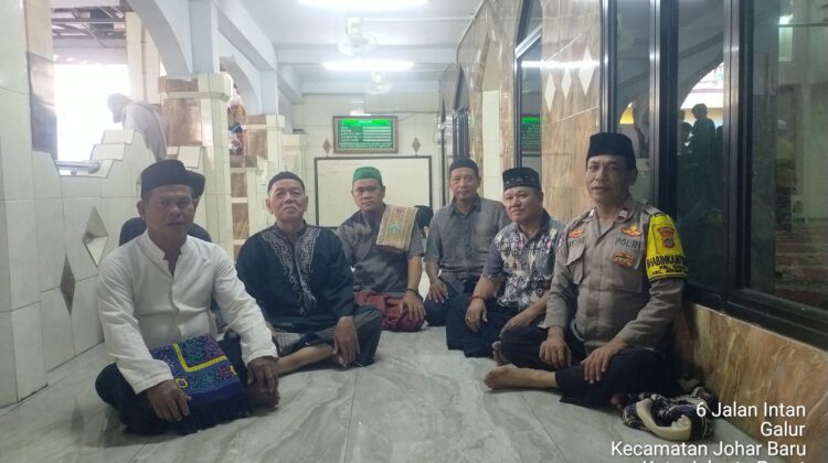 Sholat Jumat dan Cooling System, Polsek Johar Baru Perkuat Silaturahmi dengan Jamaah Masjid Darul Fallah