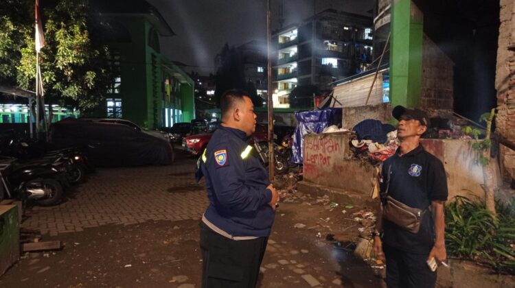 Bhabinkamtibmas Petamburan Bersama Petugas Siskamling Tingkatkan Kewaspadaan Jaga Kamtibmas di RW 011