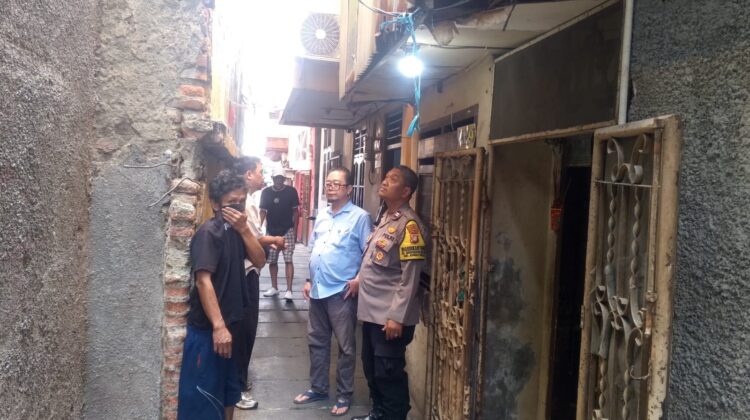 Patroli Jalan Kaki Bhabinkamtibmas Mangga Dua Selatan Bersama Warga Perkuat Pencegahan Gangguan Kamtibmas