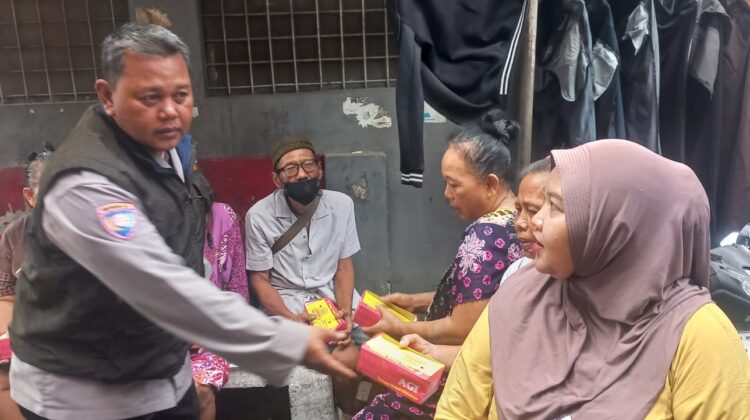 Jumat Berkah Polsek Sawah Besar, Bagikan Makanan Siap Saji untuk Warga yang Membutuhkan Di Karang Anyar
