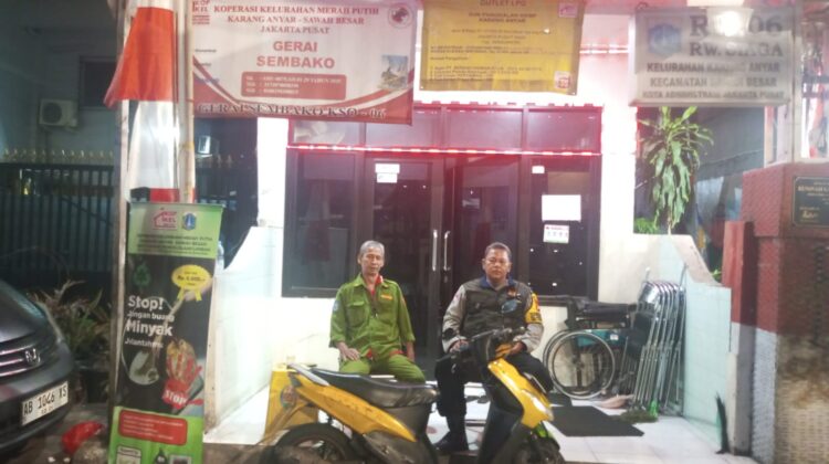 Jelang Dini Hari, Bhabinkamtibmas Karang Anyar Sambangi Satkamling Cegah Gangguan Kamtibmas