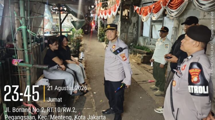 Patroli Jalan Kaki Polsek Metro Menteng Perkuat Pencegahan Tawuran dan Gangguan Kamtibmas