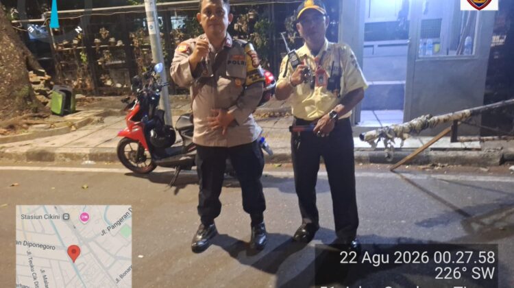 Cooling System Dini Hari, Bhabinkamtibmas Sambangi Poskamling Perkuat Keamanan Lingkungan
