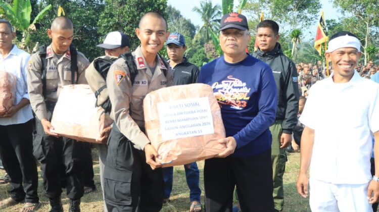 Tanamkan Nilai nilai kepedulian sosial, Siswa SPN Polda Metro Jaya melaksanakan  Bakti Sosial dilingkungan masyarakat  saat Tradisi pengambilan bendera