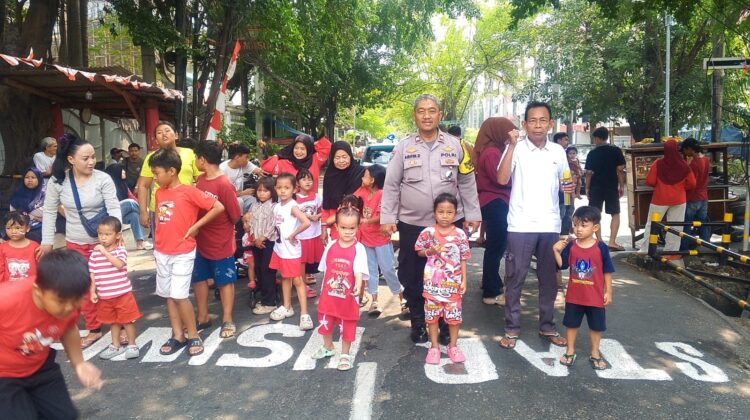 Bhabinkamtibmas Pantau Jalan Santai Warga, Semarak HUT ke-81 Kemerdekaan RI di Mangga Dua Selatan