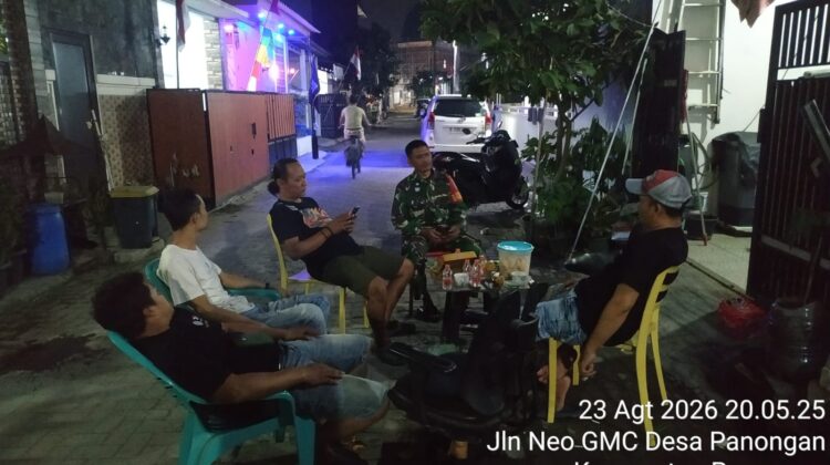 Babinsa Koramil 14/Panongan Gelar Siskamling Sambil Komsos Santai Ngopi Bareng Warga