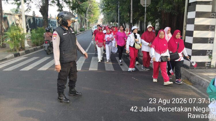 Meriahkan HUT RI ke-81, Polisi Hadir Kawal Jalan Santai Warga RW 05 Johar Baru