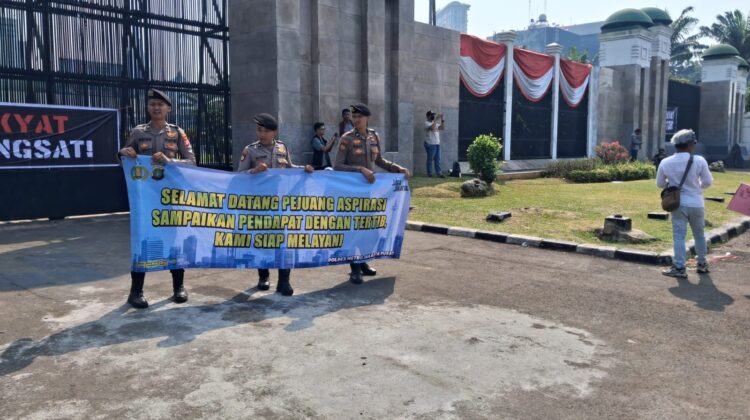 Polisi Sambut Massa Aksi di DPR dengan Spanduk ‘Selamat Datang Pejuang Aspirasi’