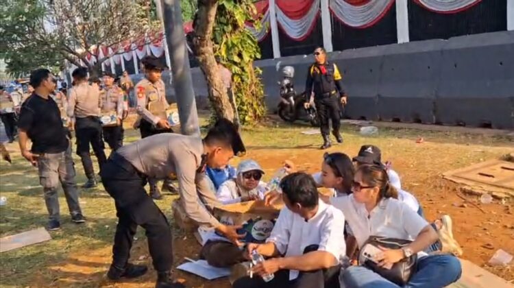 Polisi Bagikan Snack dan Air Mineral ke Massa Aksi di Depan DPR