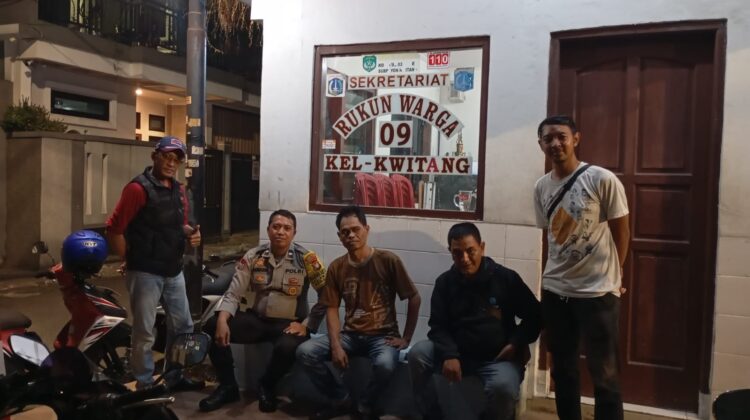 Bhabinkamtibmas Kwitang Sambangi Pos Kamling RW 09, Ajak Warga Perkuat Kamtibmas