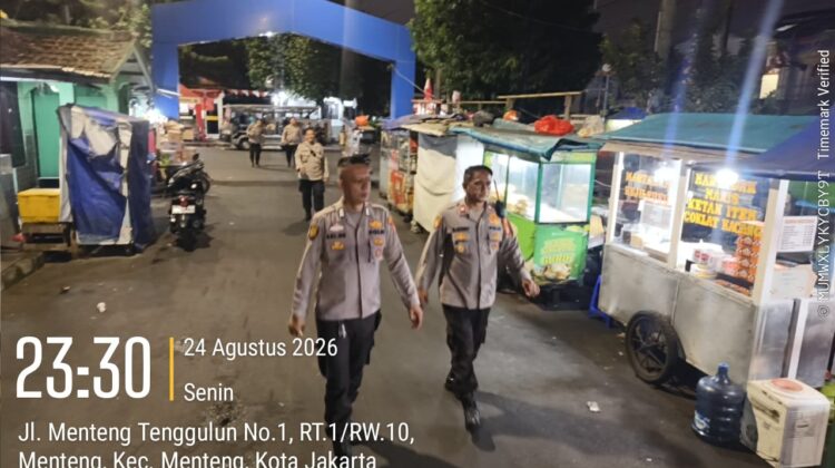 Patroli Jalan Kaki Polsek Metro Menteng Persempit Ruang Gerak Kejahatan di Menteng Tenggulun