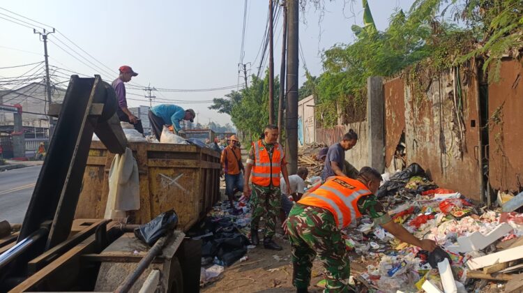 Jaga Kebersihan Lingkungan, Satgas Sampah Kodim 0510/Tigaraksa Bersihkan Tumpukan Sampah di Desa Cibadak