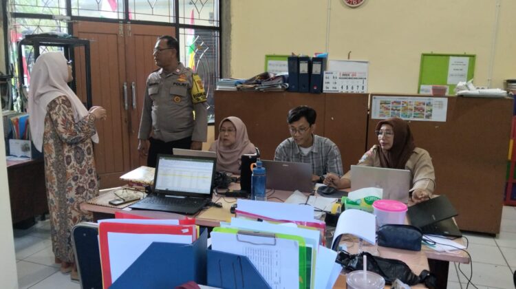 Bhabinkamtibmas Rangkul Pihak Sekolah, Pelajar SMK Kampung Jawa Diingatkan Jauhi Provokasi