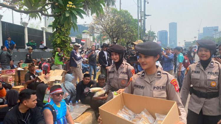 Polwan Sapa Pejuang Aspirasi, Bagikan Makanan dan Minuman di DPR