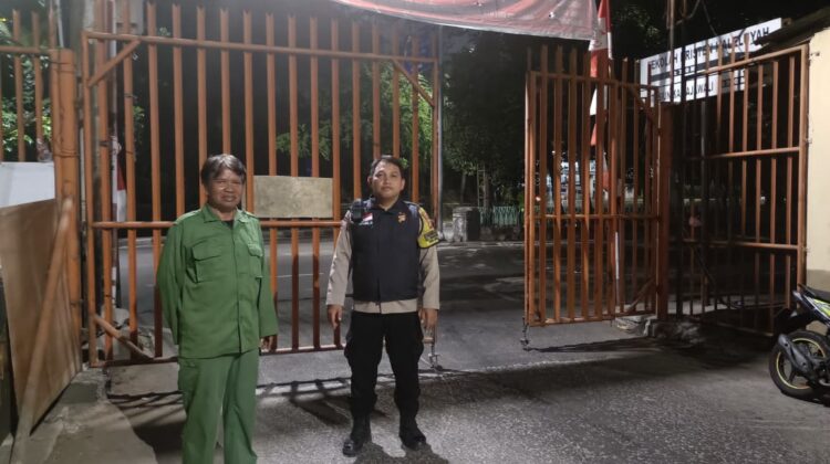 Cegah Curanmor, Bhabinkamtibmas Gunung Sahari Utara” Pastikan Sistem Portalisasi Tengah Malam