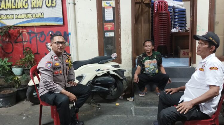 Tengah Malam, Polisi Sambangi Poskamling Kampung Rawa Perkuat Kewaspadaan Warga