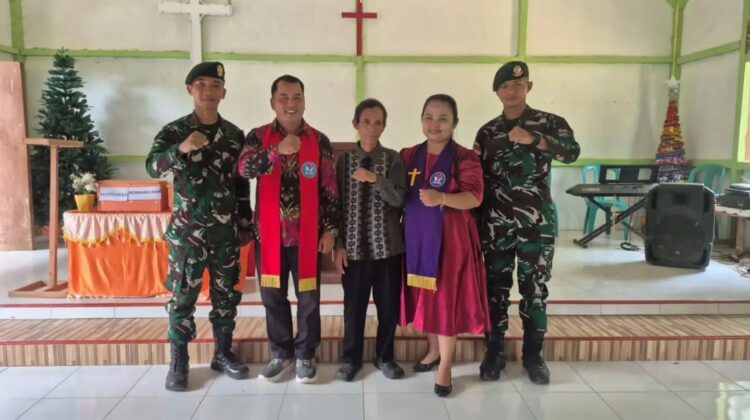 Pererat Toleransi, Satgas Yonarmed 13/Nanggala Salurkan Alkitab dan Buku Doa ke Gereja di perbatasan