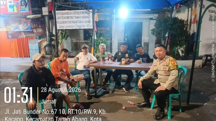 Bhabinkamtibmas Kelurahan Kebon Kacang Bersama Ketua RT RW 09 dan Keamanan Laksanakan Siskamling, Wujudkan Lingkungan Aman dan Kondusif
