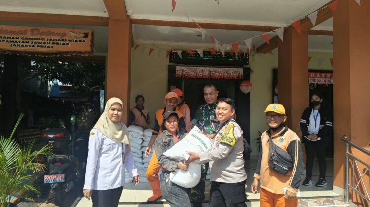 Bhabinkamtibmas Gunung Sahari Utara Kawal Penyaluran Bantuan Beras Bulog