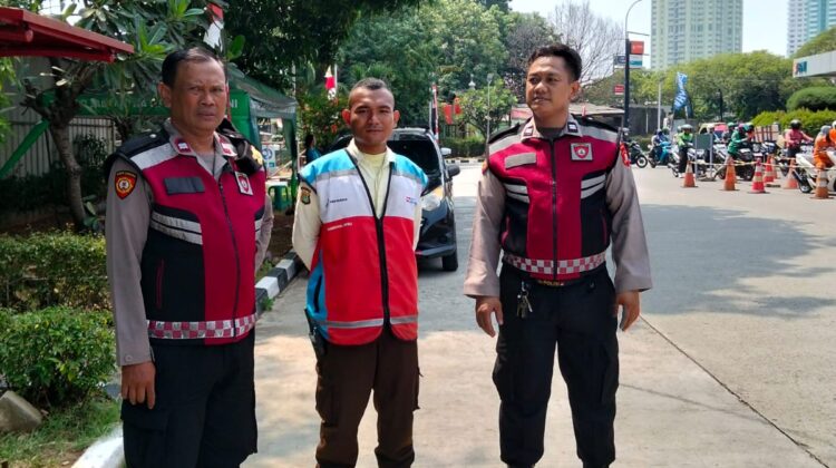 Patroli Jalan Kaki Unit Samapta Polsek Sawah Besar Sambangi SPBU, Antisipasi Gangguan Kamtibmas