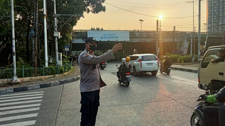 Polisi Pastikan Situasi Pejompongan-Petamburan Terkendali, Warga Tetap Beraktivitas Seperti Biasa