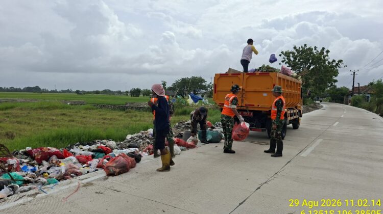 Perkuat Budaya Angkat Sampah, Satgas Koramil Kresek Berikan Cintoh