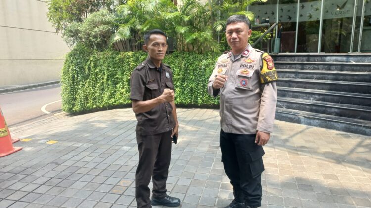 Bhabinkamtibmas Kebon Kacang Tingkatkan Kamtibmas Melalui Sambang dan Pembinaan Satpam di RW 02