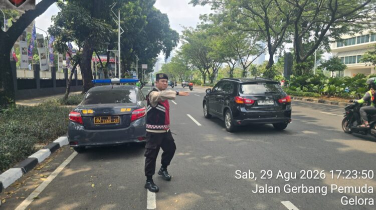 Patroli Sore Polsek Metro Tanah Abang, Polisi Hadir Atur Lalu Lintas dan Antisipasi Gangguan Kamtibmas di Depan TVRI