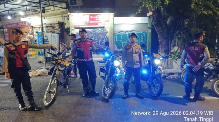 Susuri Pemukiman Warga, Polisi Patroli Jalan Kaki Cegah Gangguan Kamtibmas Dini Hari