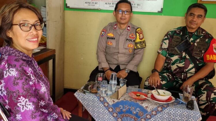 Bhabinkamtibmas dan Babinsa Karet Tengsin Sambangi Sekretariat RW, Perkuat Cooling System dan Harkamtibmas