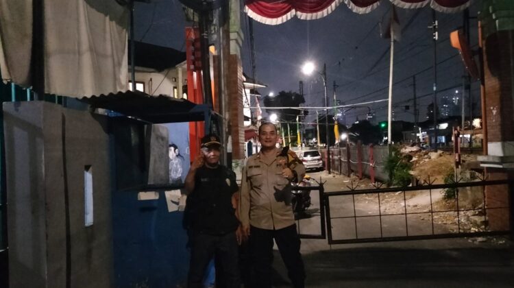 Dini Hari di Menteng Jaya, Bhabinkamtibmas Cek Poskamling dan Bangun Kewaspadaan Warga