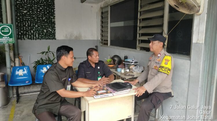 Tingkatkan Kewaspadaan, Bhabinkamtibmas Galur Sambangi Security Showroom Mitsubishi