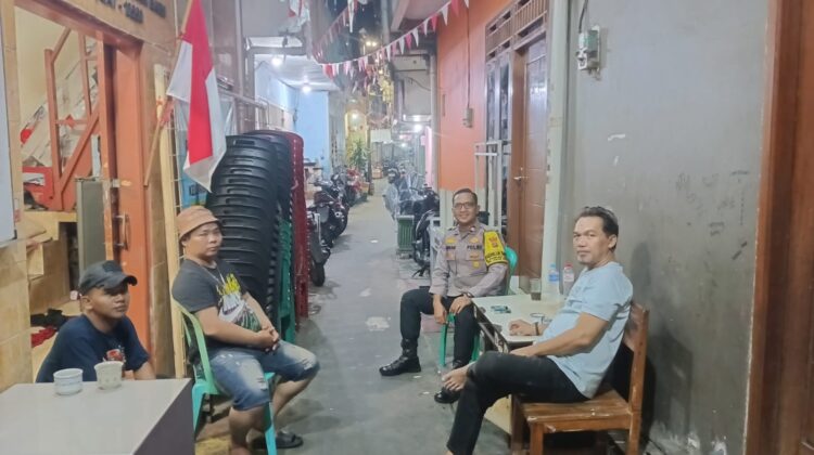 Perkuat Keamanan Lingkungan, Polisi Sambangi Poskamling RW 06 Kampung Rawa