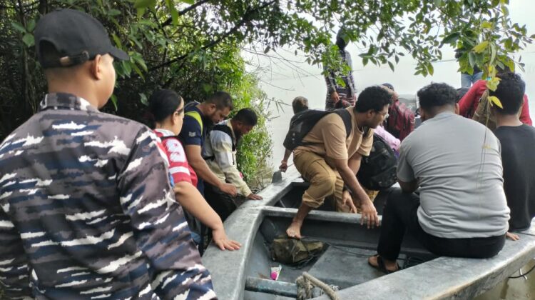 Gerak Cepat Tim Quick Rerspon Lanal Dumai Gagalkan _Illegal Entry_, 16 Orang dan Satu Speed Boat Berhasil Diamakan di Pesisir Kota Dumai