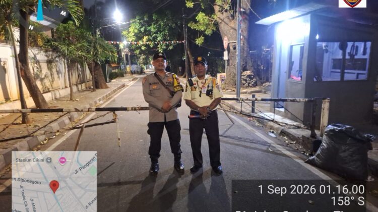 Patroli Dini Hari di Menteng, Bhabinkamtibmas Perkuat Pengawasan Poskamling Cegah Tawuran dan Pencurian