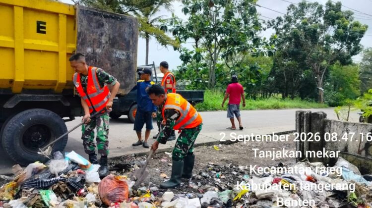 Satgas Sampah Kodim 0510/Tigaraksa Turun Langsung Bersihkan Tumpukan Sampah di Desa Tanjakan Mekar