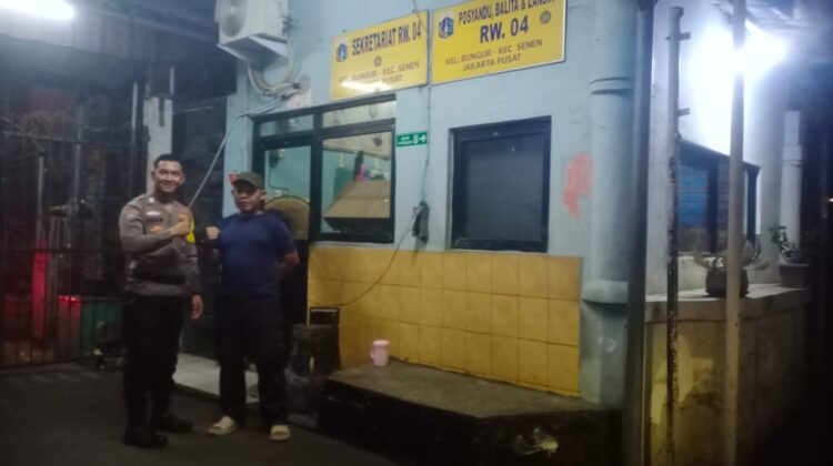 Bhabinkamtibmas Polsek Senen Sambangi Pos Siskamling RW 04 Bungur Dini Hari