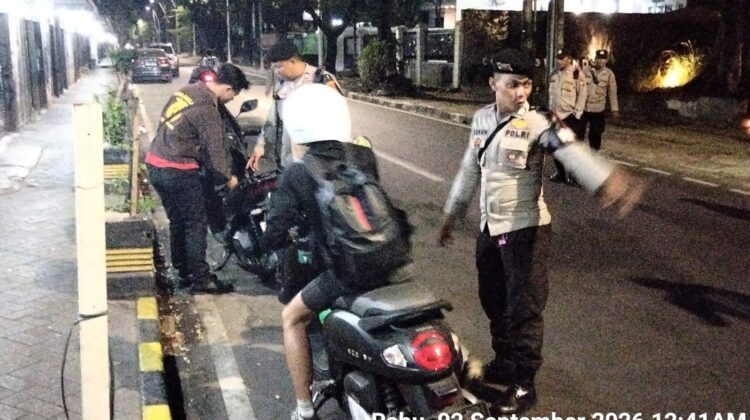 Polisi Perketat Kamtibmas Dini Hari di Menteng, Pengendara Diperiksa Secara Humanis