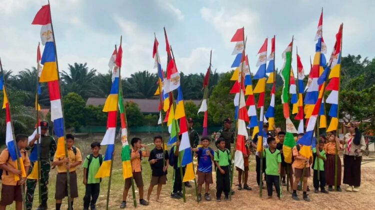 Prajurit Yonarmed 13 Kostrad Tanamkan Nasionalisme Siswa Perbatasan Lewat Pemasangan Bendera Merah Putih