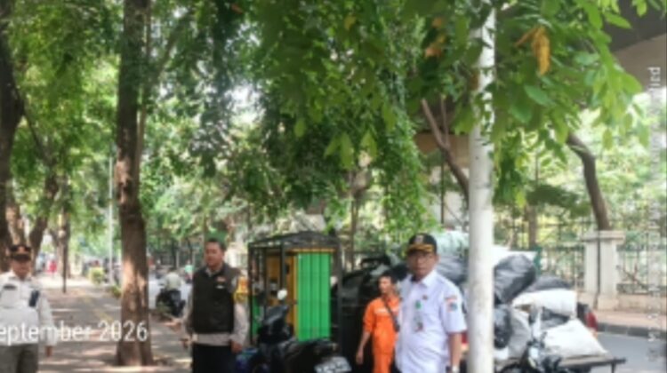 Bhabinkamtibmas Karang Anyar Dampingi Penataan PKL dalam Program Rabu Tertib