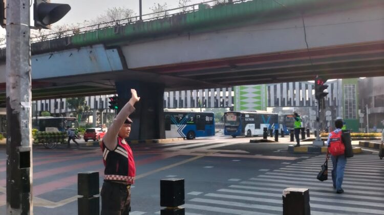 Polisi Lakukan Pengaturan Lalu Lintas di Sejumlah Titik Senen, Arus Ramai Lancar