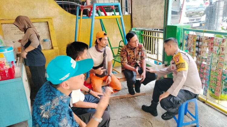Tanpa Jarak dengan Warga, Bhabinkamtibmas Kebon Kosong Bangun Kebersamaan Ciptakan Lingkungan Kondusif