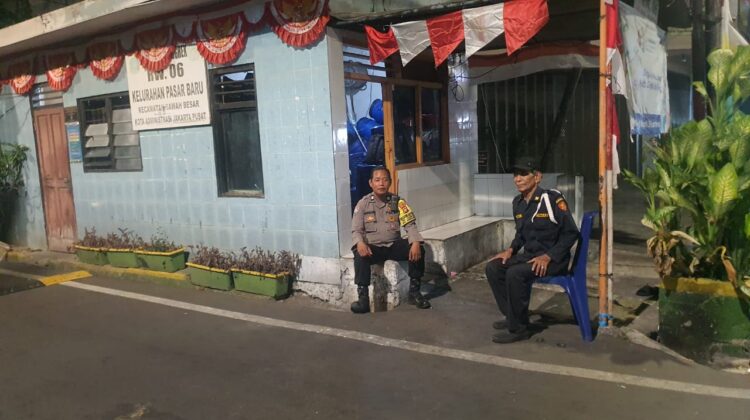 Tengah Malam Sambangi Satkamling, Bhabinkamtibmas Pasar Baru Ajak Warga Jaga Kamtibmas