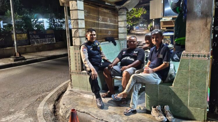 Jaga Kondusivitas Menjelang Pagi, Bhabinkamtibmas Perkuat Pengamanan Lingkungan Cikini