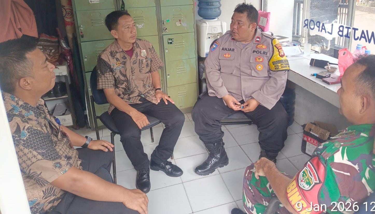Bhabinkamtibmas Petamburan Bersama Babinsa Sambangi Pos RW 06 dan Sampaikan Pesan Kamtibmas