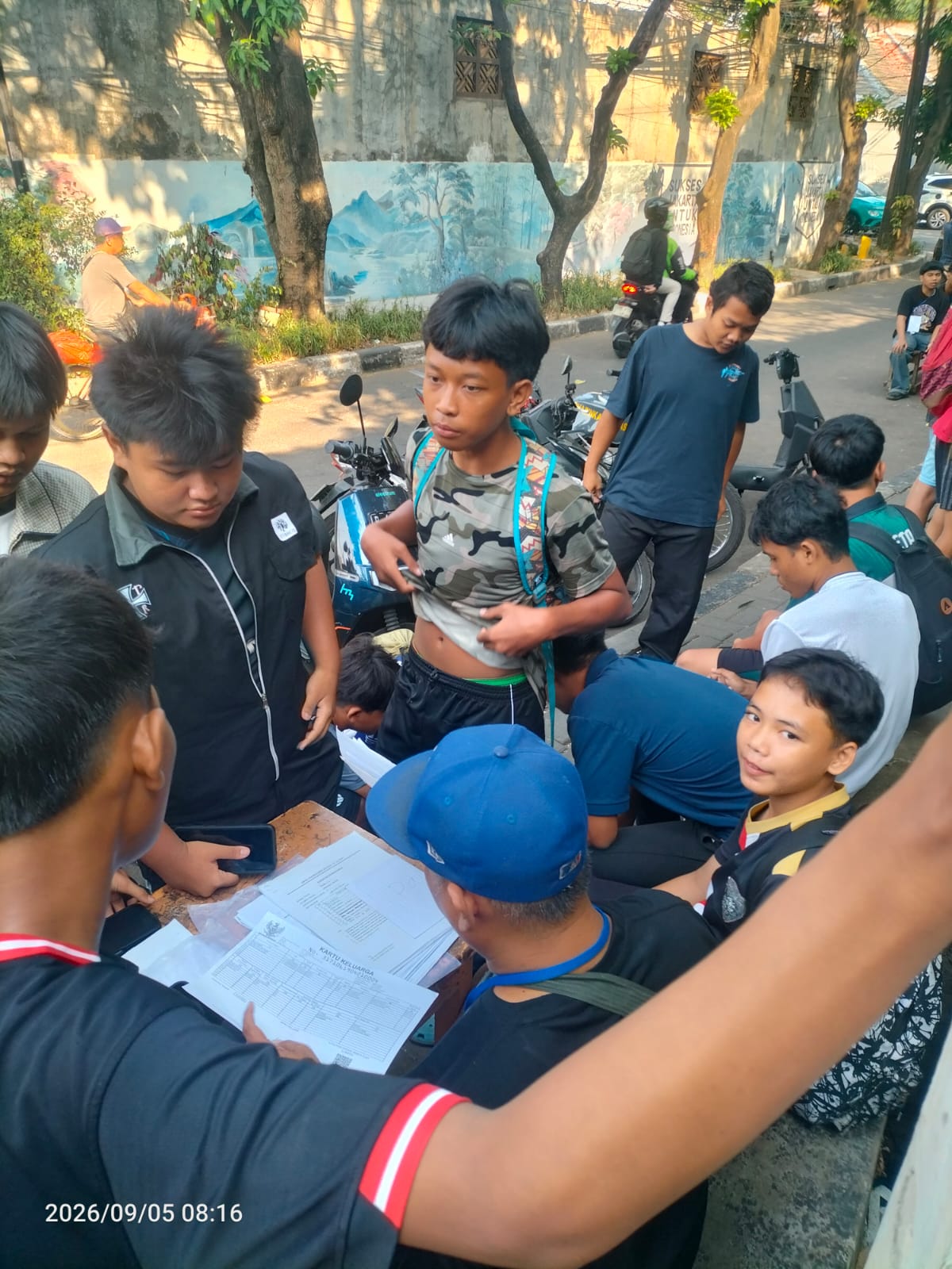 Bhabinkamtibmas Monitoring Liga Kolong U-13, Dukung Pembinaan Sepak Bola Usia Dini di Menteng