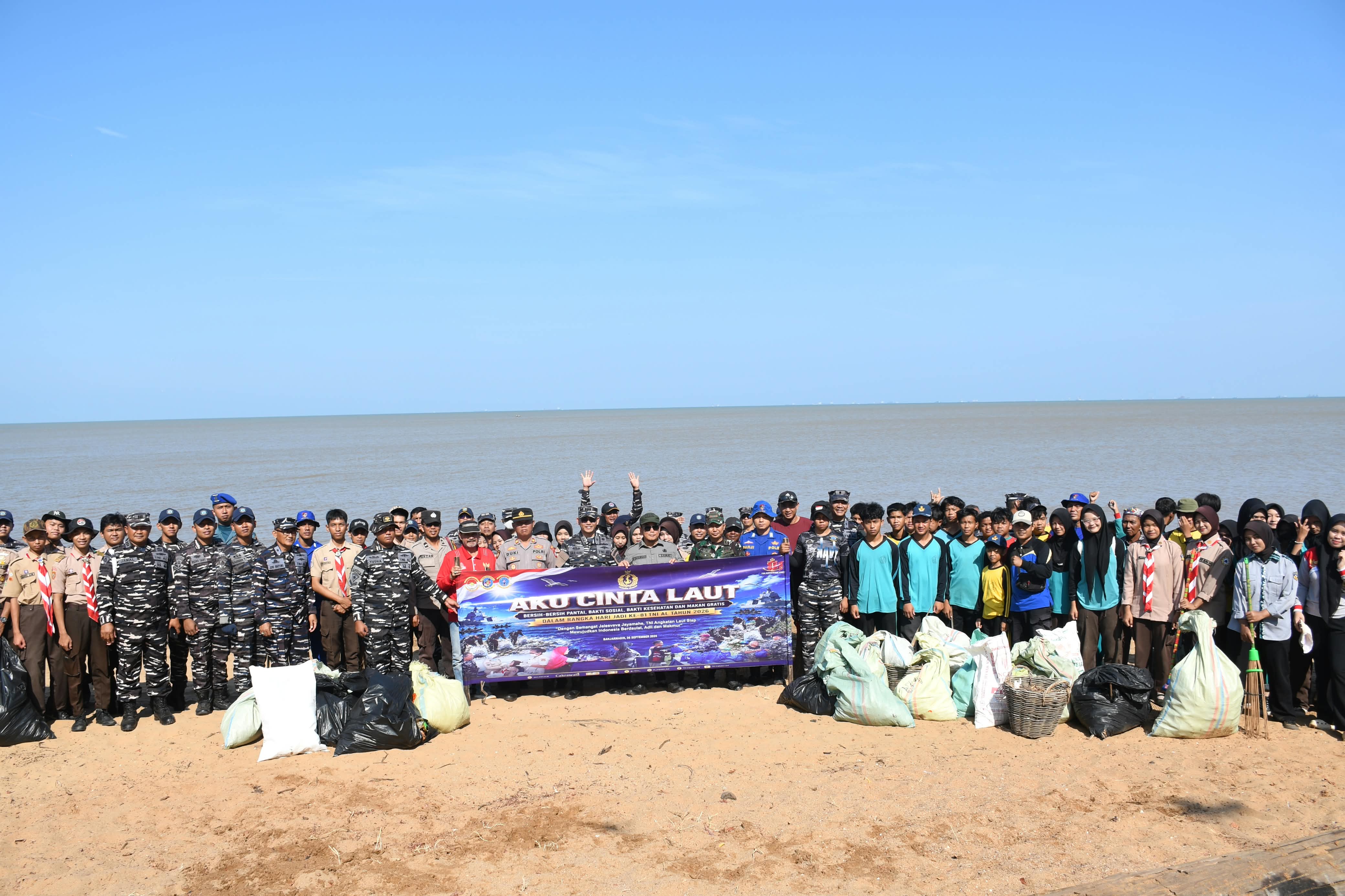 Sambut Hari Jadi Ke-81 TNI AL, Lanal Banjarmasin Gelar Aksi Aku Cinta Laut di Pantai Tabanio